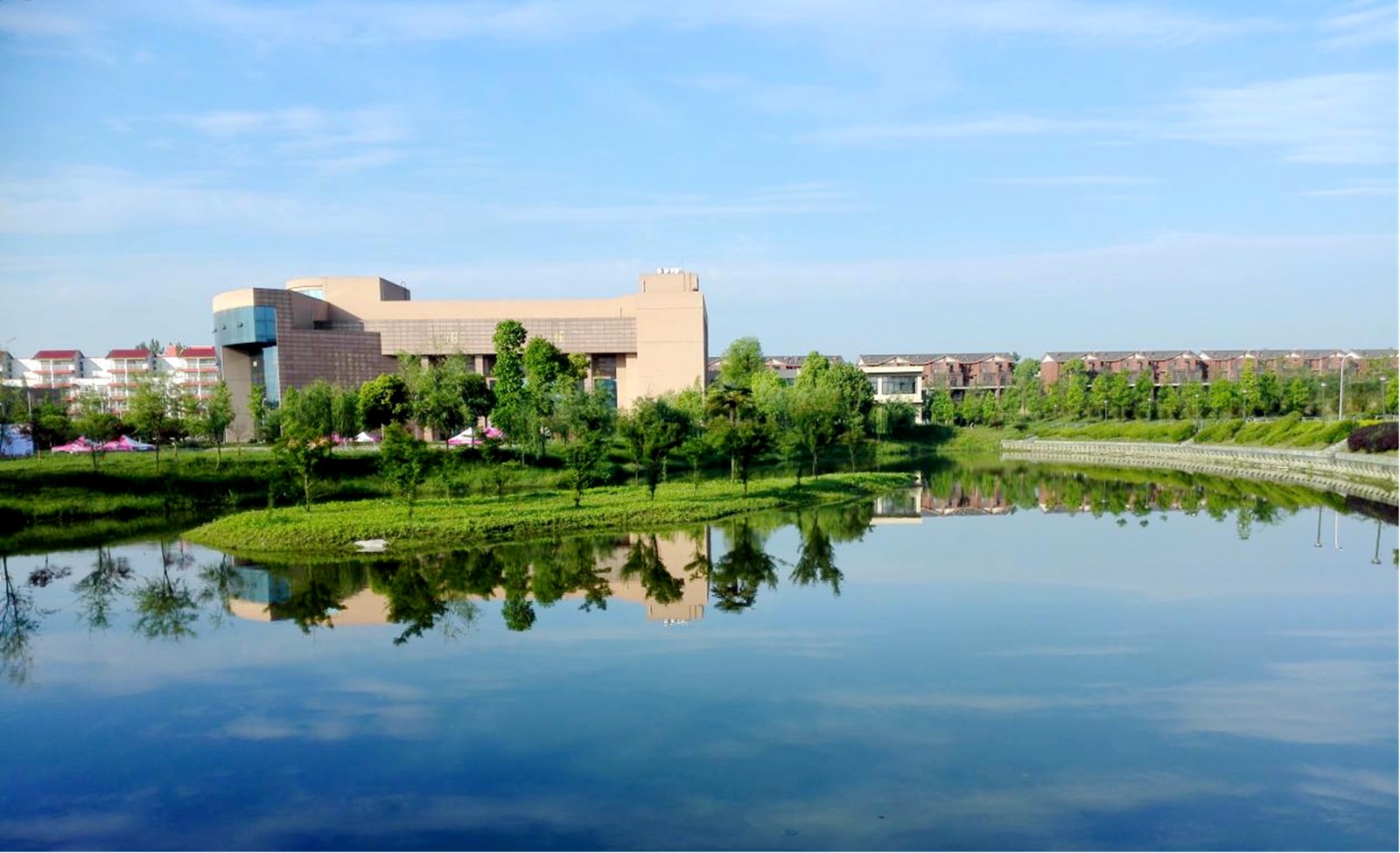 颜静3 2017年校园揽月湖_副本.jpg 颜静3 2017年校园揽月湖_副本.jpg