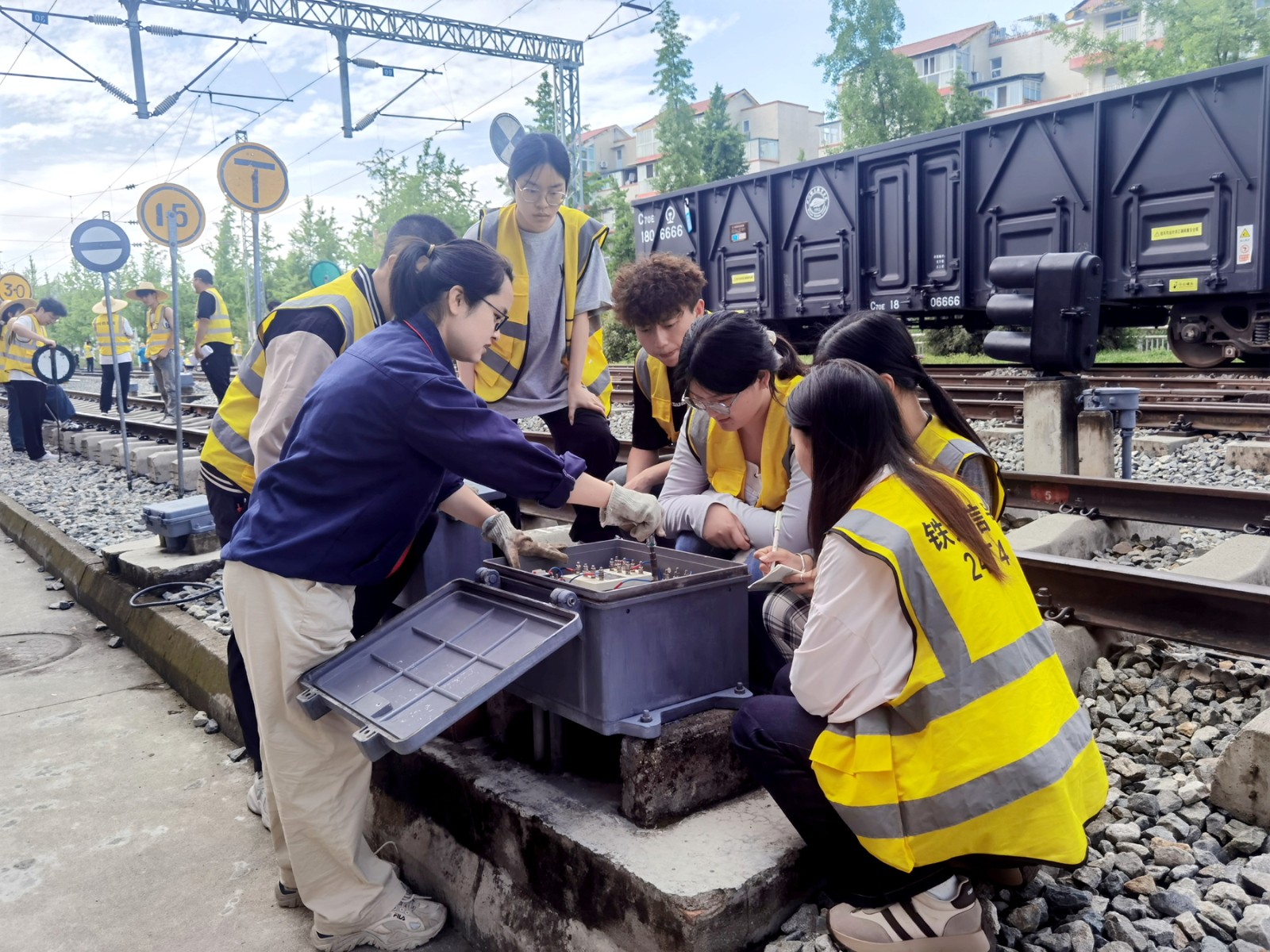 电信工程学院分工会+潜心教学:轨道电路检修实训+陈龙.jpg 电信工程学院分工会+潜心教学:轨道电路检修实训+陈龙.jpg