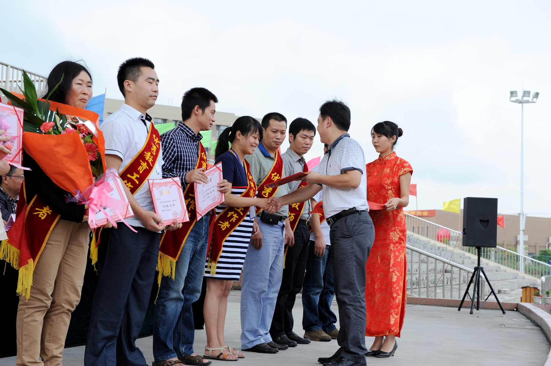 匠心育桃李,荣光耀杏坛——2012年教师节颁奖典礼+学生分工会 唐恬_副本.jpg 匠心育桃李,荣光耀杏坛——2012年教师节颁奖典礼+学生分工会 唐恬_副本.jpg