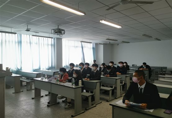 会议室里的人们

描述已自动生成