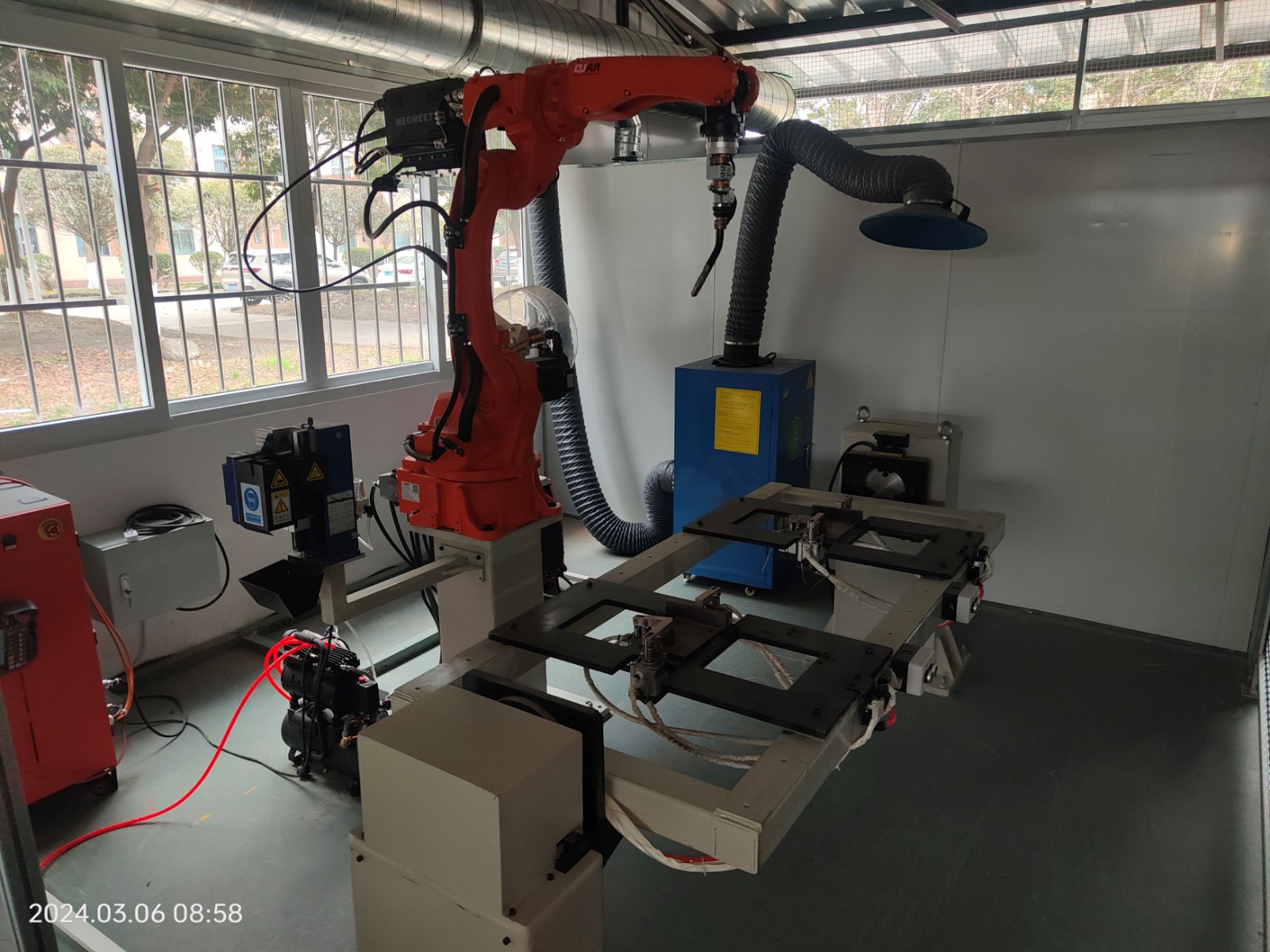 智能机器人焊接设备1.jpg 智能机器人焊接设备1.jpg