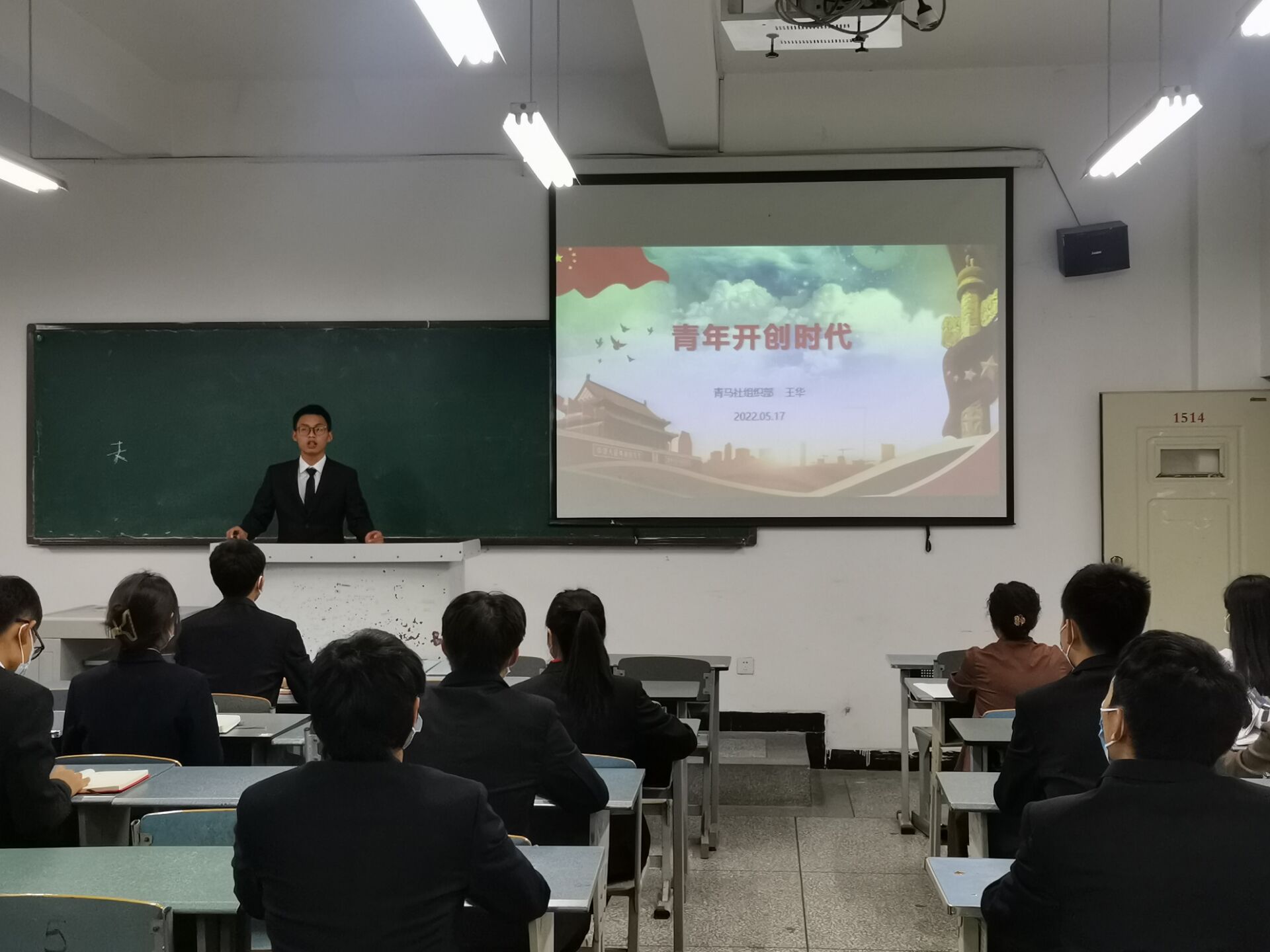 王华.jpg 王华.jpg